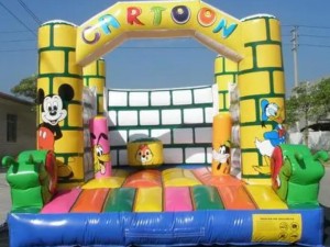 Qual é o tamanho e a capacidade dos castelos infláveis? Quantas crianças são adequadas para brincar ao mesmo tempo?