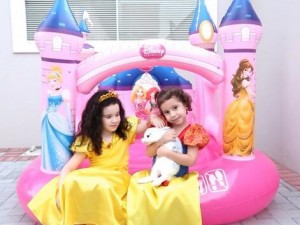 Que tipo de castelo inflável interno é mais popular entre as crianças?